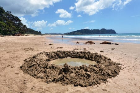 Sandgrube mit warmem geothermischem Wasser am Hot Water Beach auf der Coromandel-Halbinsel in Neuseeland.